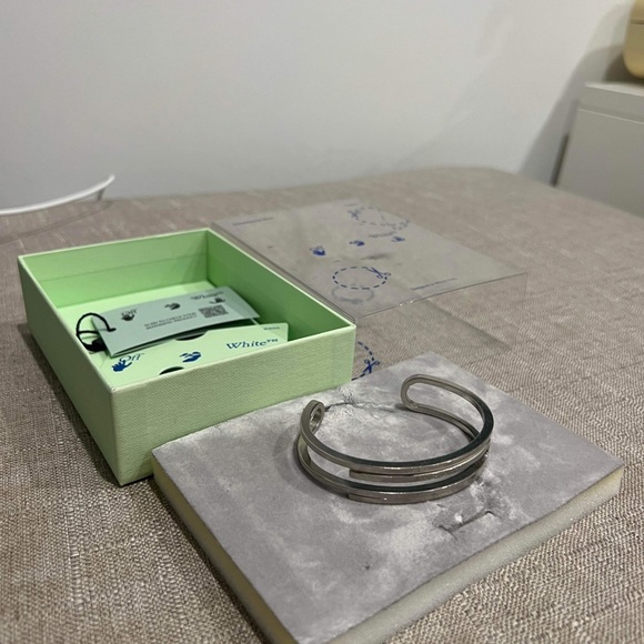 Off-White Silver Paperclip Cuff Bracelet in Brandnew condition - Picture 8 of 10